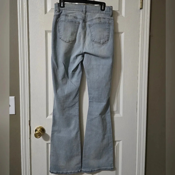 NY&Co Curvy Sculpting Bootcut Flare Jeans in Light Wash, High-Rise, EUC! - Picture 4 of 11